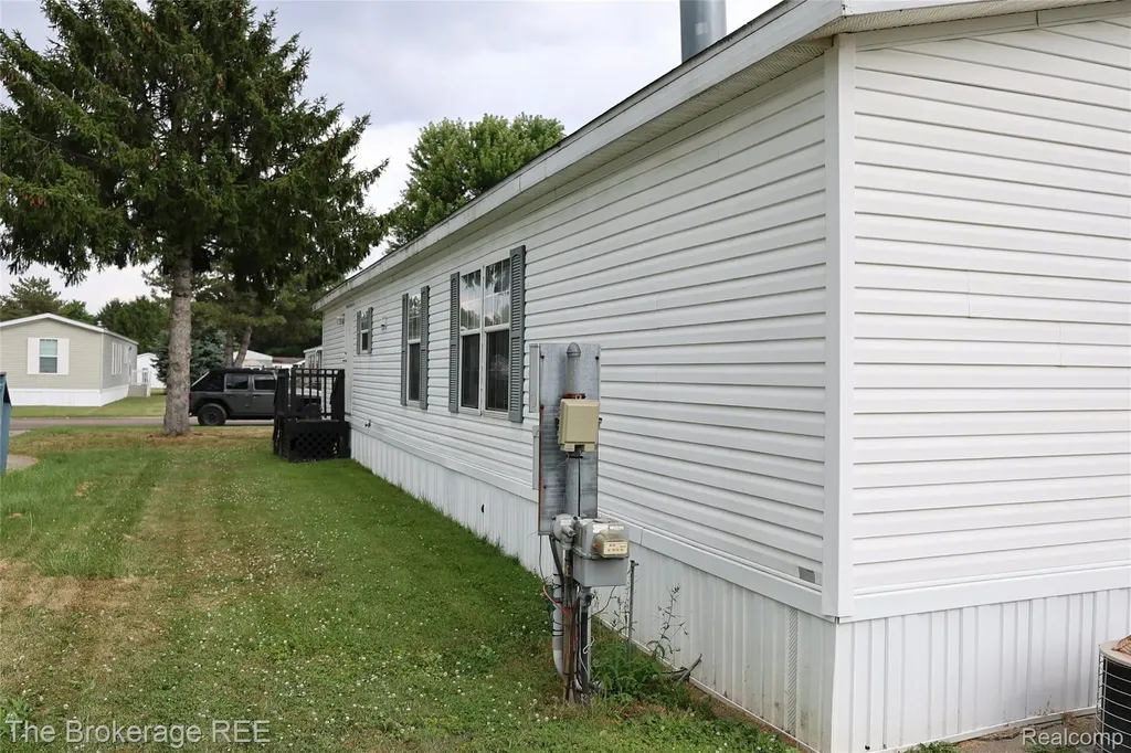 93 Woodcrest Swartz Creek City MI 48473