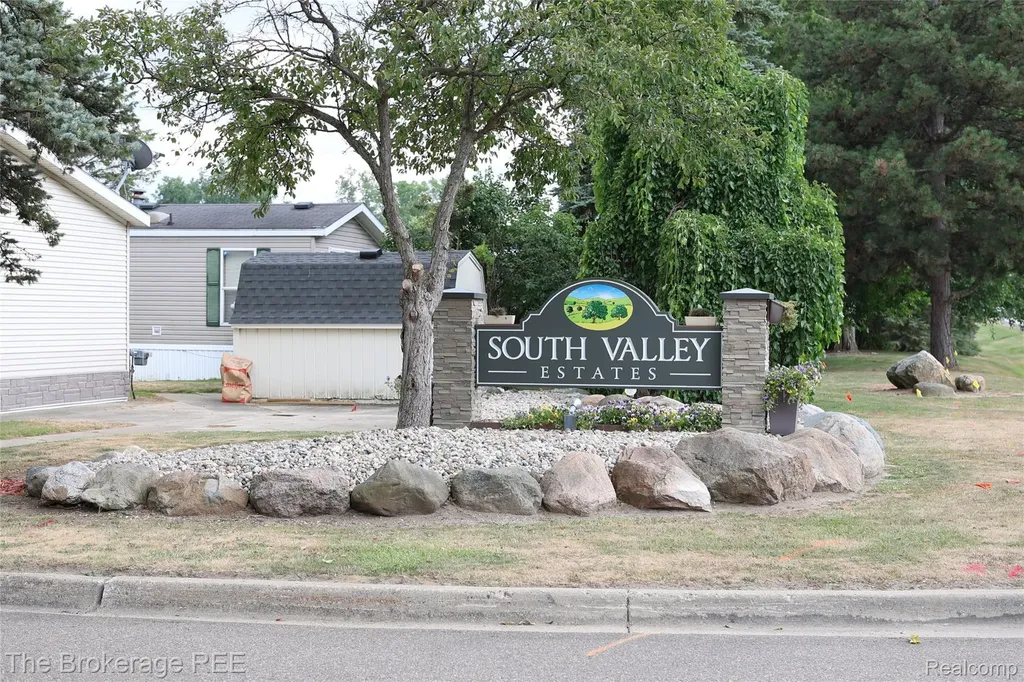 93 Woodcrest Swartz Creek City MI 48473