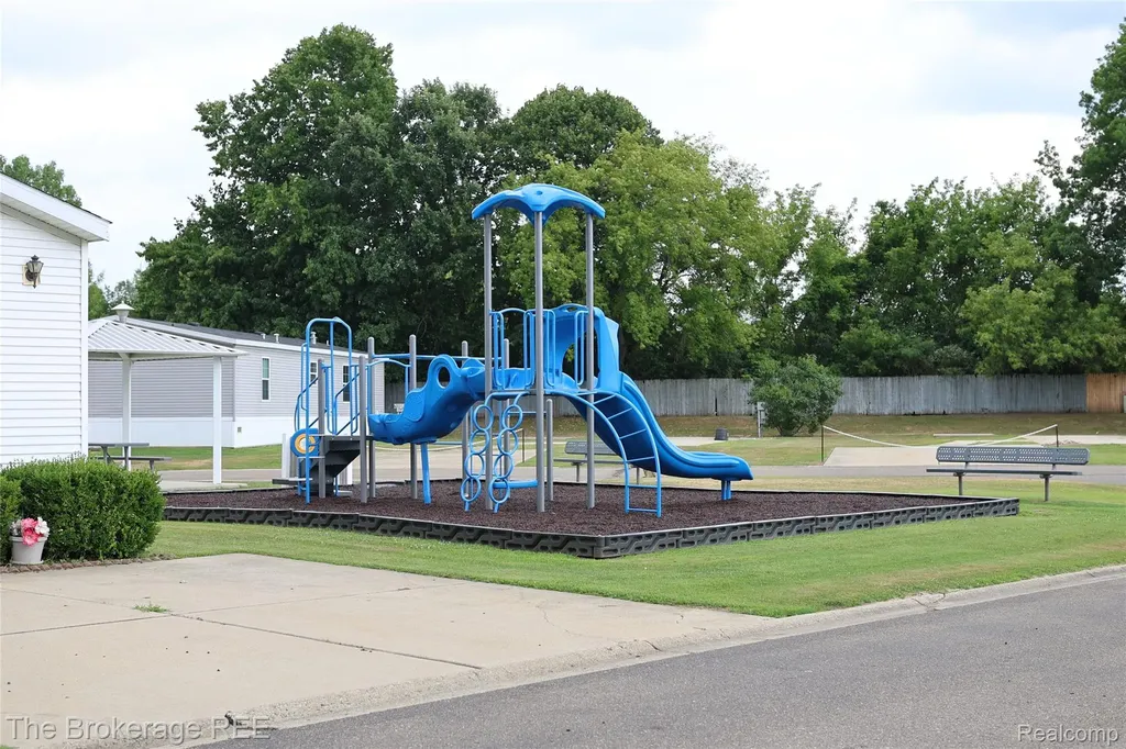 93 Woodcrest Swartz Creek City MI 48473