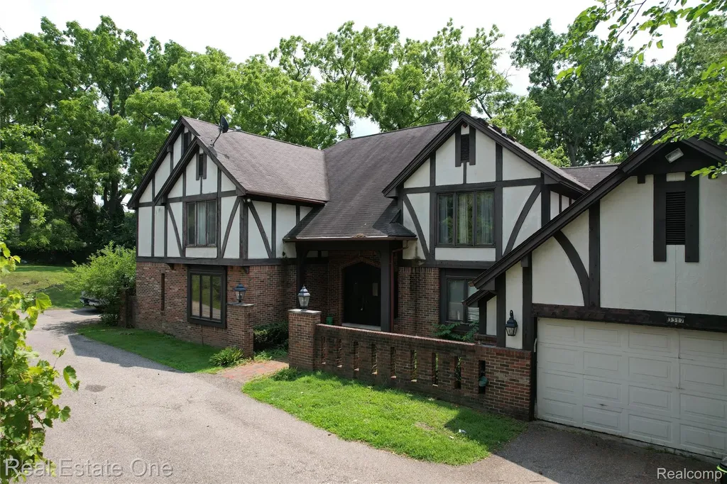 3317 Lone Pine Road West Bloomfield Charter Township MI 48323