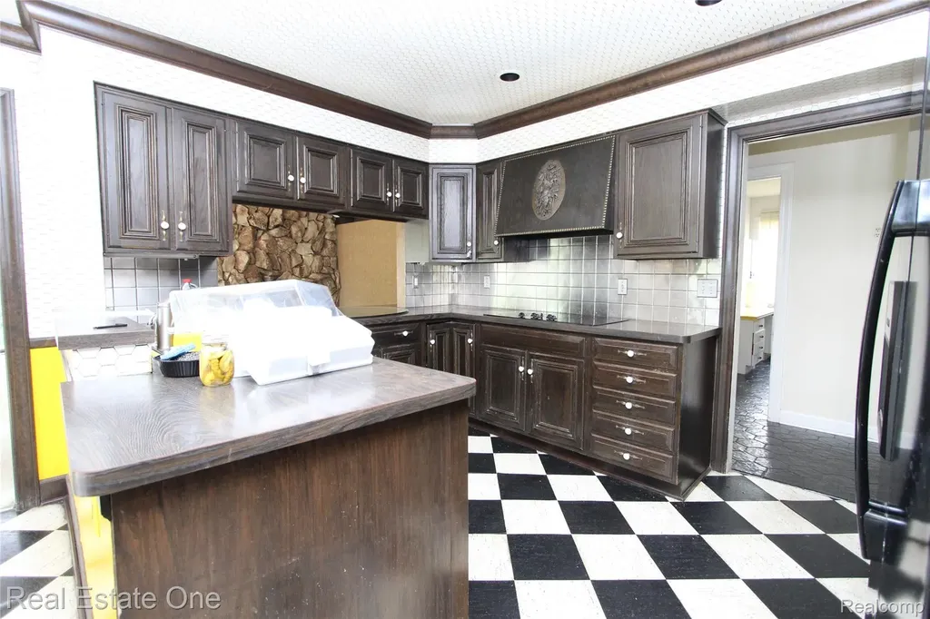 3317 Lone Pine Road West Bloomfield Charter Township MI 48323