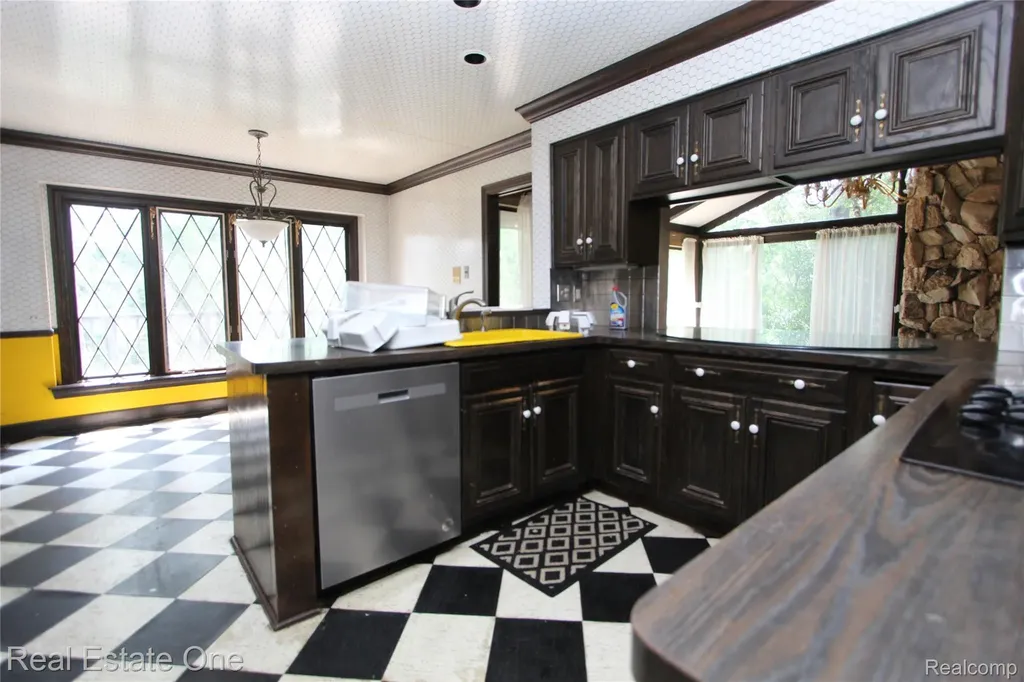3317 Lone Pine Road West Bloomfield Charter Township MI 48323
