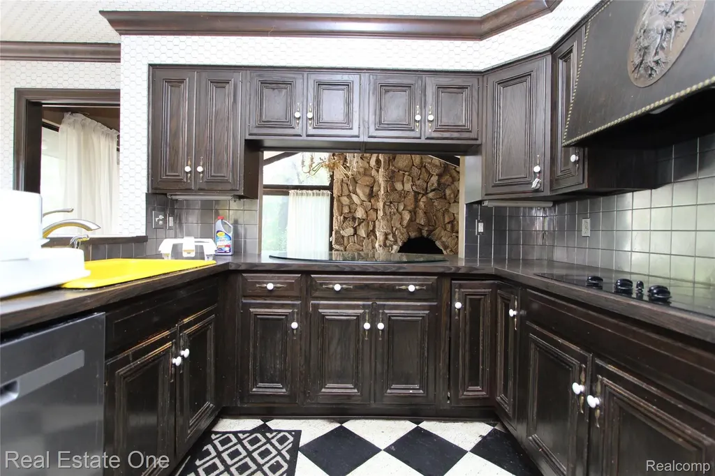 3317 Lone Pine Road West Bloomfield Charter Township MI 48323
