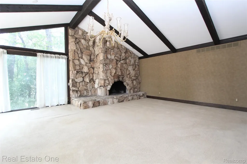 3317 Lone Pine Road West Bloomfield Charter Township MI 48323