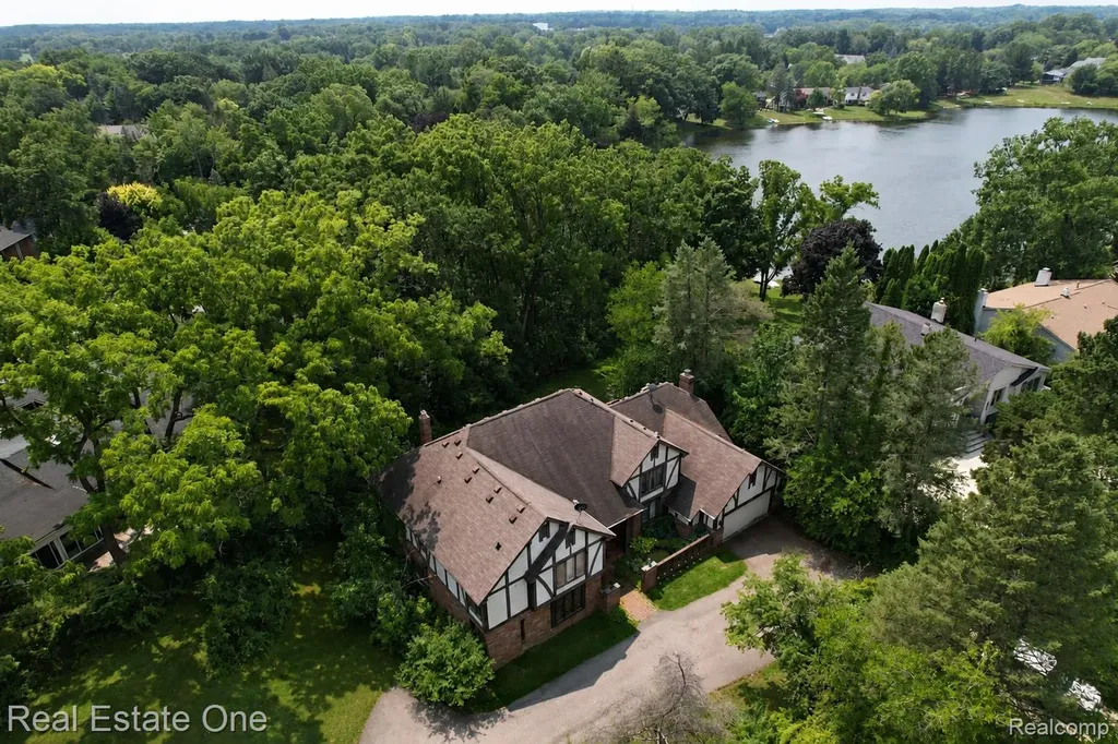 3317 Lone Pine Road West Bloomfield Charter Township MI 48323