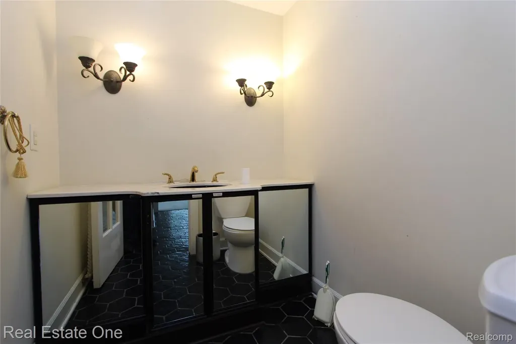 3317 Lone Pine Road West Bloomfield Charter Township MI 48323