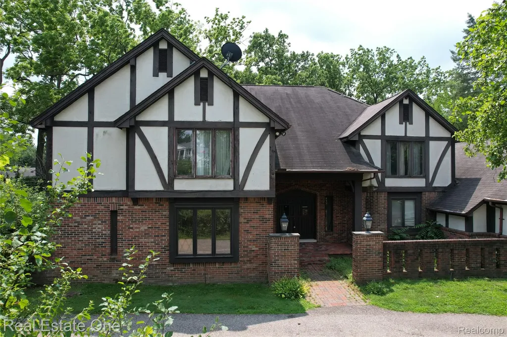 3317 Lone Pine Road West Bloomfield Charter Township MI 48323