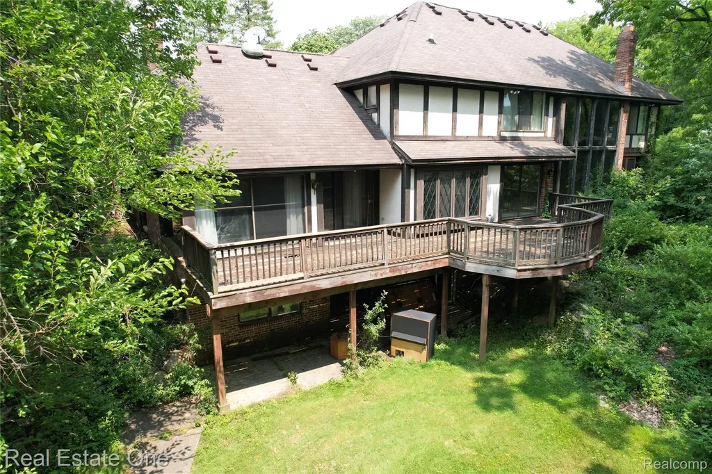 3317 Lone Pine Road West Bloomfield Charter Township MI 48323