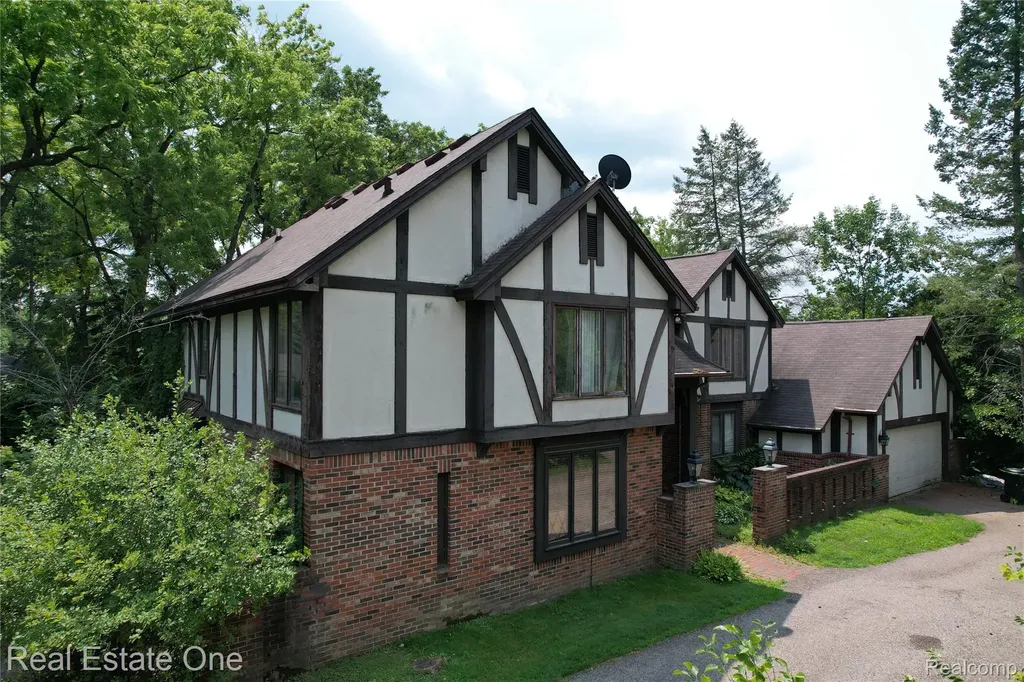 3317 Lone Pine Road West Bloomfield Charter Township MI 48323
