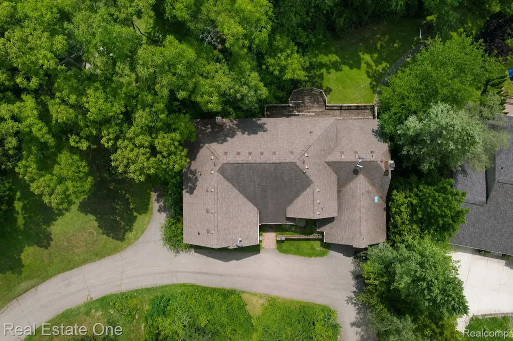 3317 Lone Pine Road West Bloomfield Charter Township MI 48323