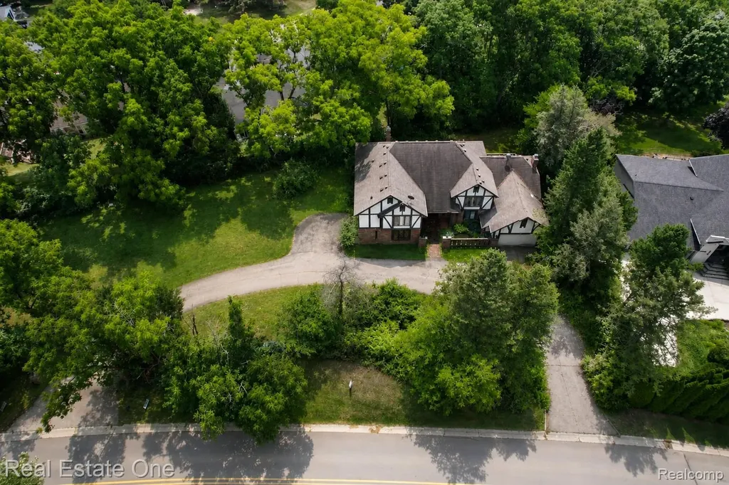 3317 Lone Pine Road West Bloomfield Charter Township MI 48323