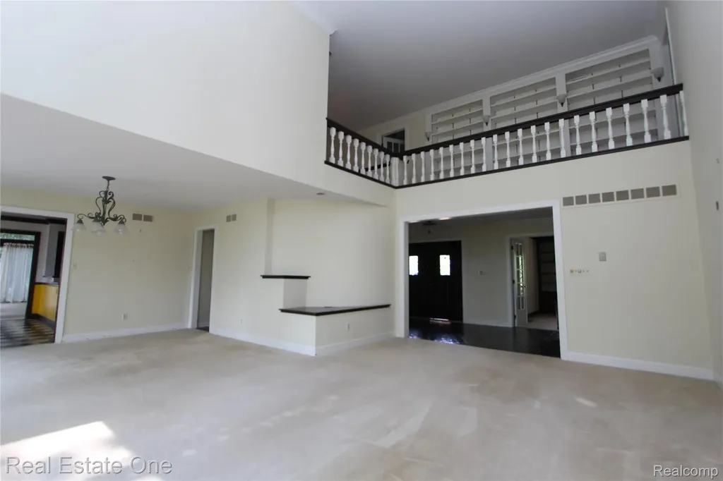 3317 Lone Pine Road West Bloomfield Charter Township MI 48323