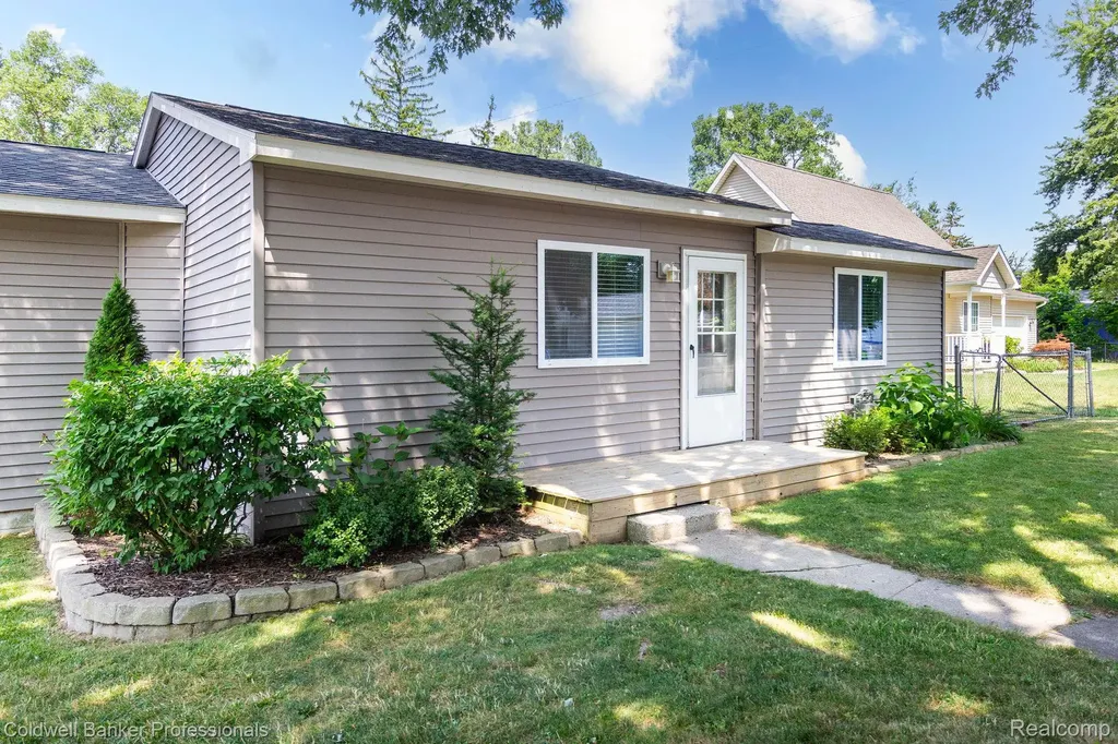 9031 Garfield Drive Northfield Township MI 48189