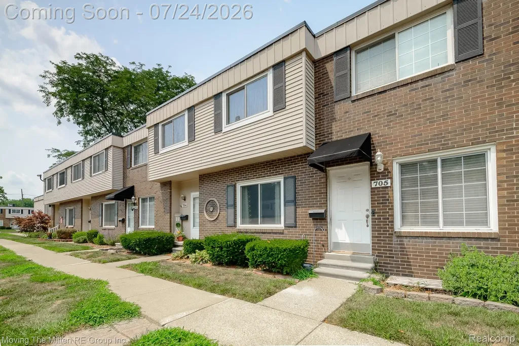 704 Estrada Drive Belleville City MI 48111