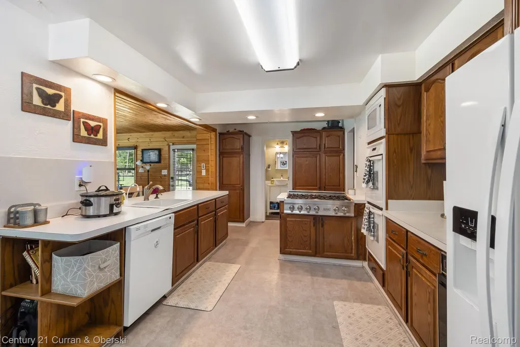 37480 Rhonswood Drive Farmington Hills City MI 48167