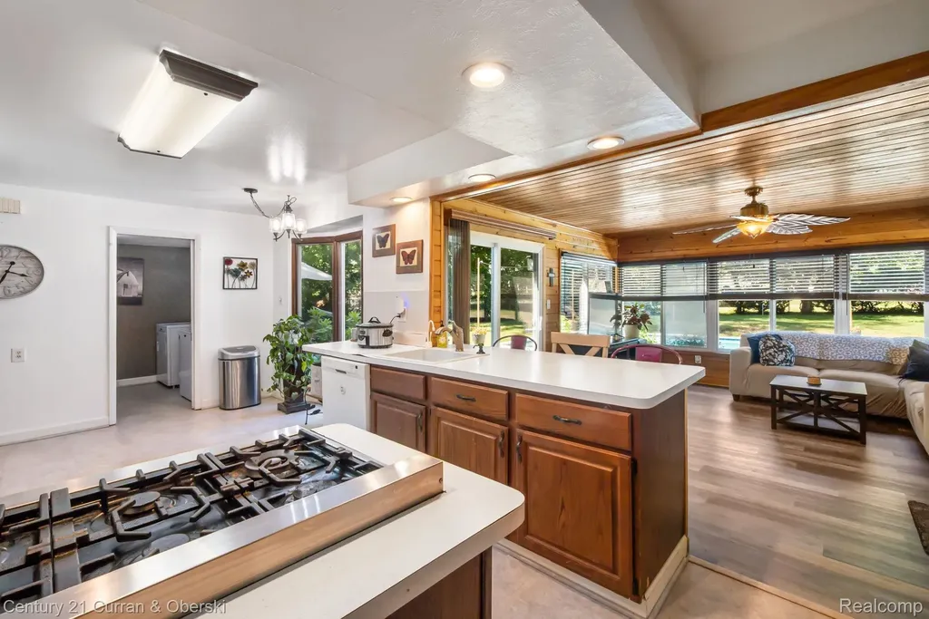 37480 Rhonswood Drive Farmington Hills City MI 48167