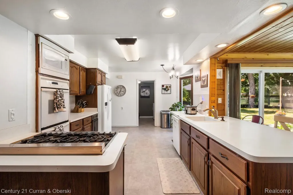 37480 Rhonswood Drive Farmington Hills City MI 48167