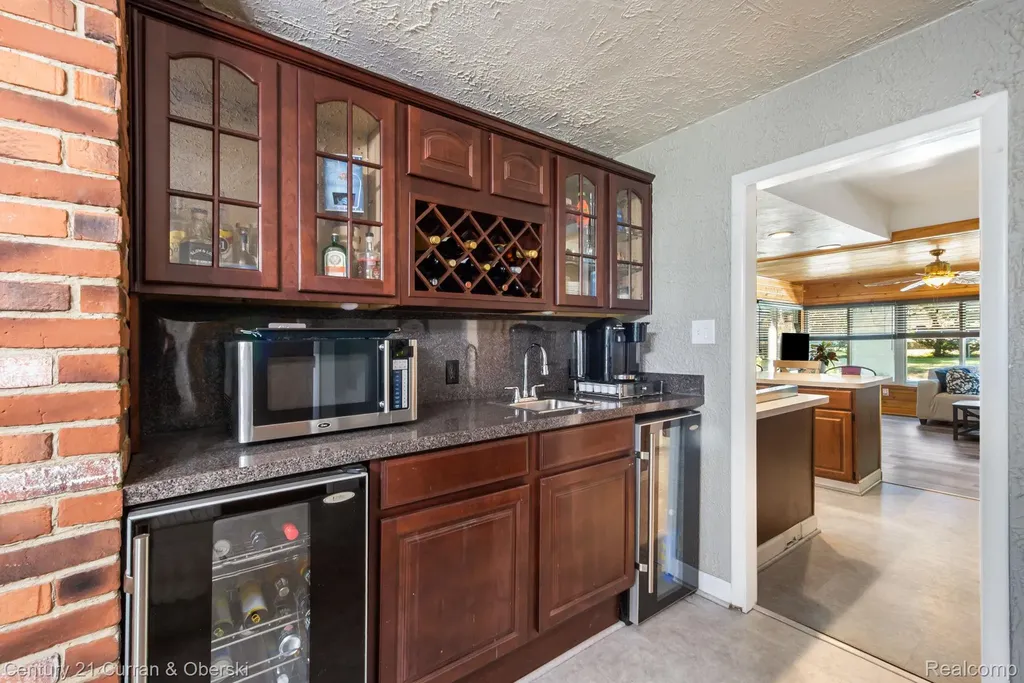 37480 Rhonswood Drive Farmington Hills City MI 48167