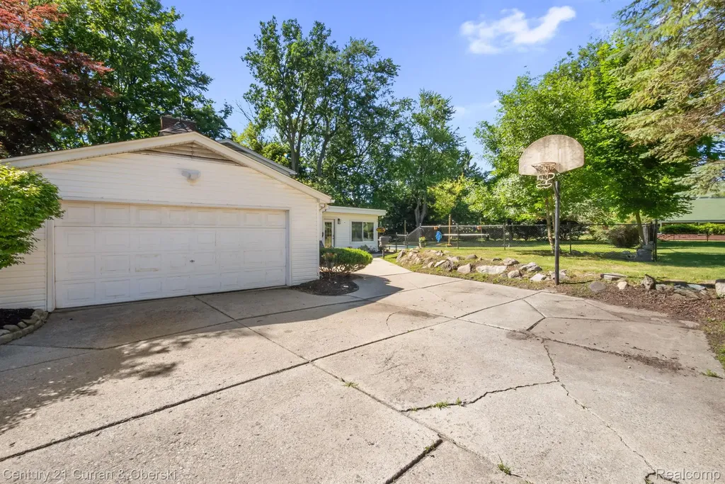 37480 Rhonswood Drive Farmington Hills City MI 48167