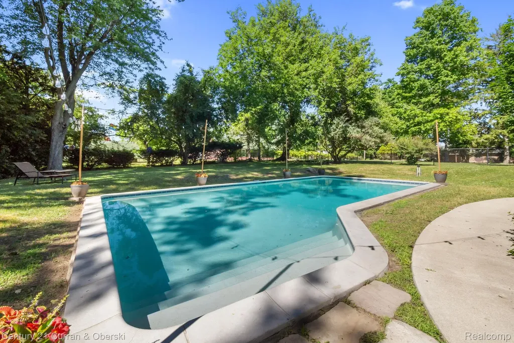 37480 Rhonswood Drive Farmington Hills City MI 48167