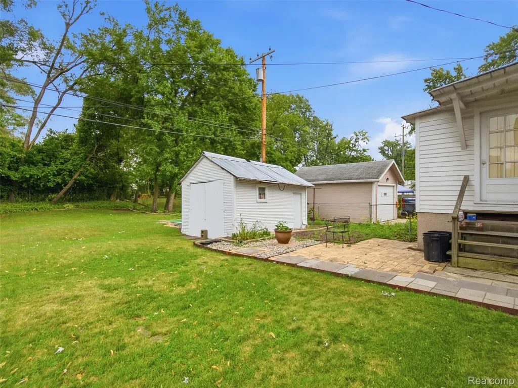305 Renshaw Avenue Clawson City MI 48017