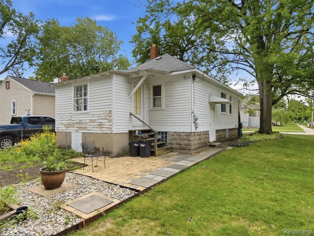 305 Renshaw Avenue Clawson City MI 48017