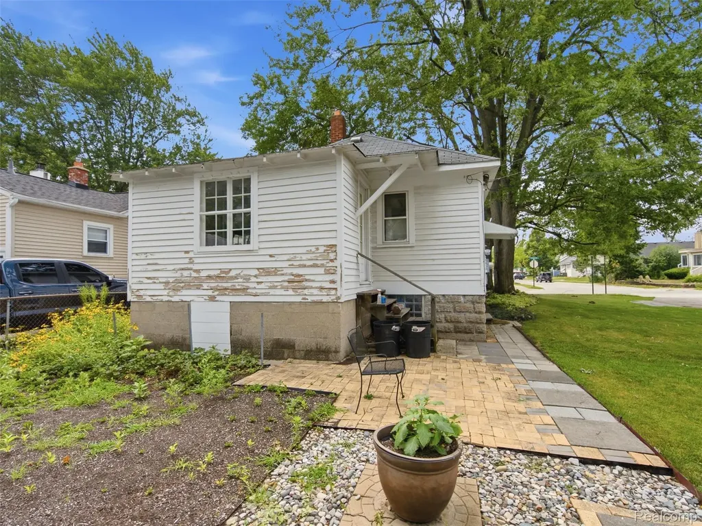 305 Renshaw Avenue Clawson City MI 48017