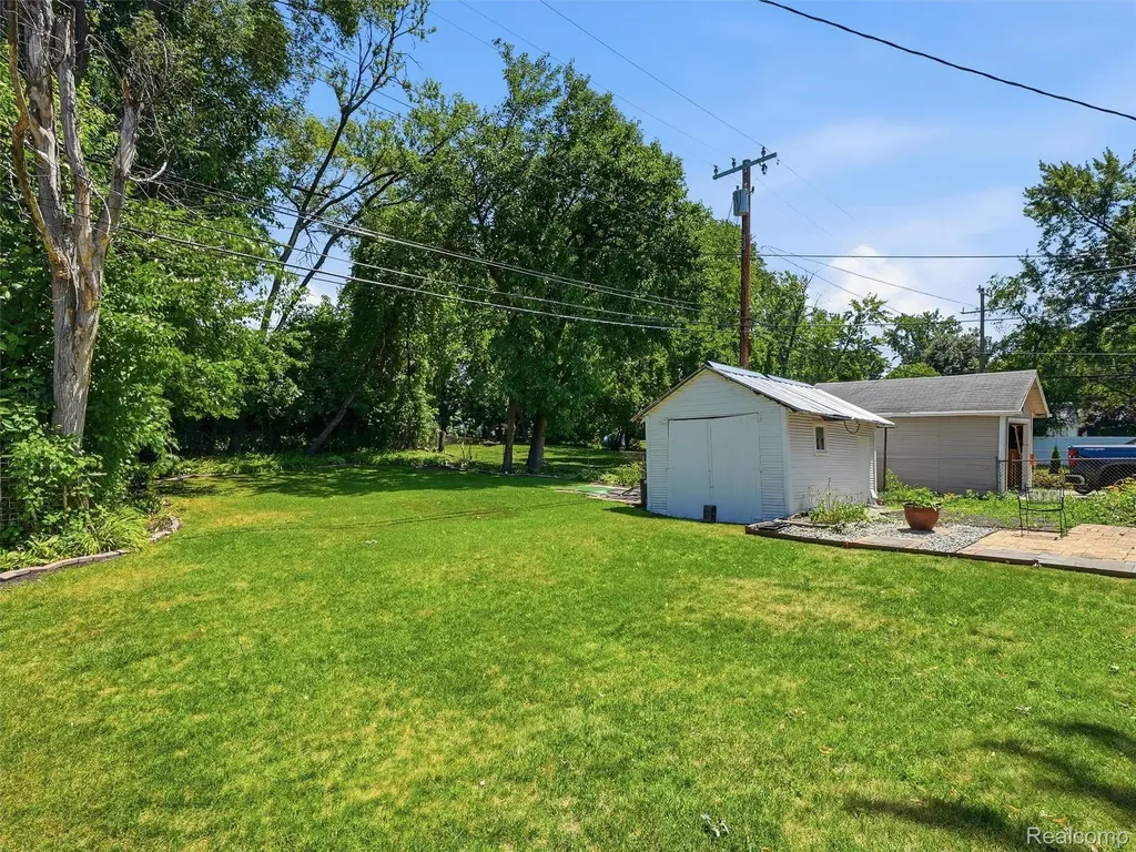 305 Renshaw Avenue Clawson City MI 48017