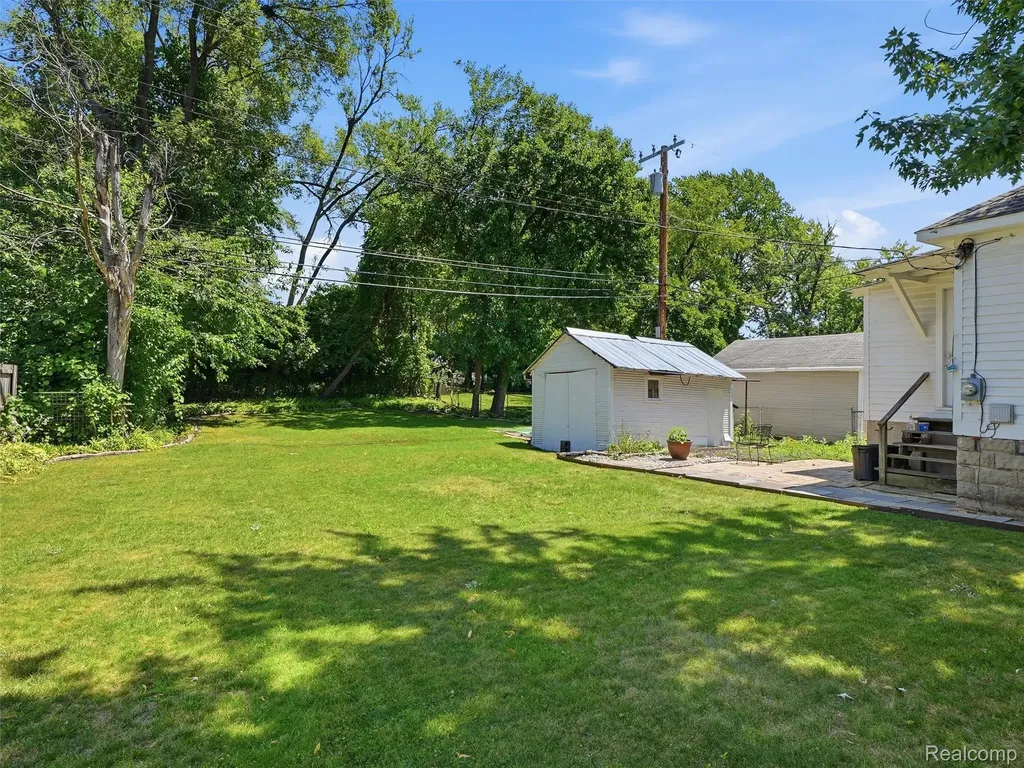 305 Renshaw Avenue Clawson City MI 48017