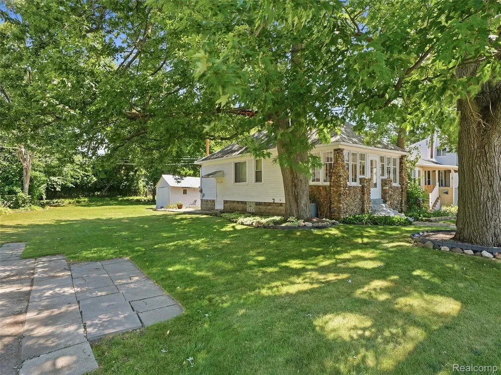 305 Renshaw Avenue Clawson City MI 48017