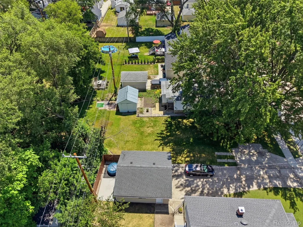 305 Renshaw Avenue Clawson City MI 48017