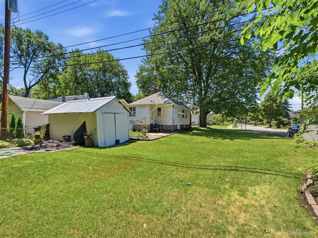 305 Renshaw Avenue Clawson City MI 48017
