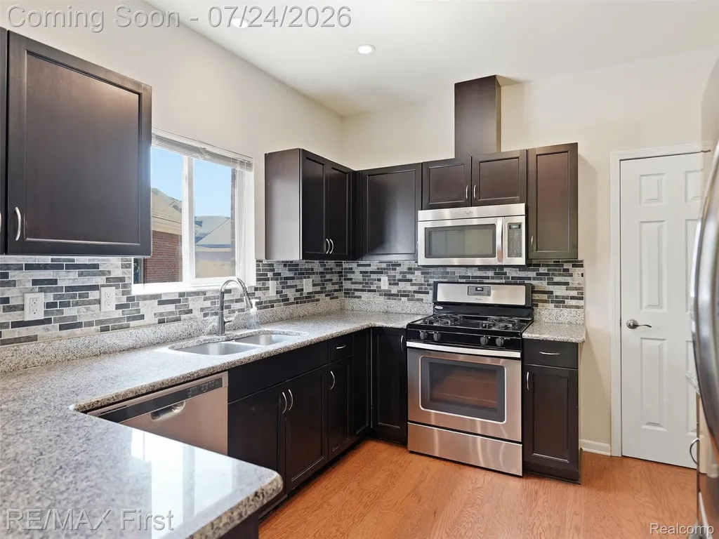 29364 Woodpark Circle Warren City MI 48092