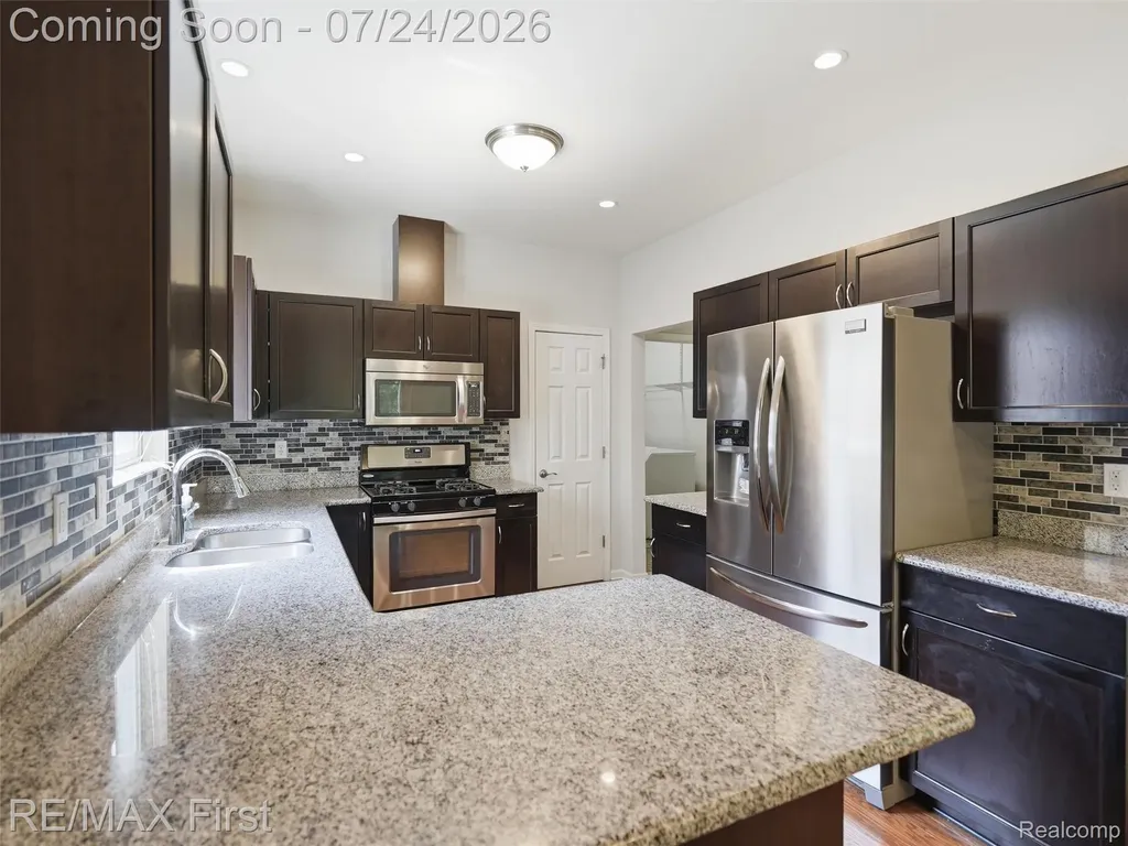 29364 Woodpark Circle Warren City MI 48092