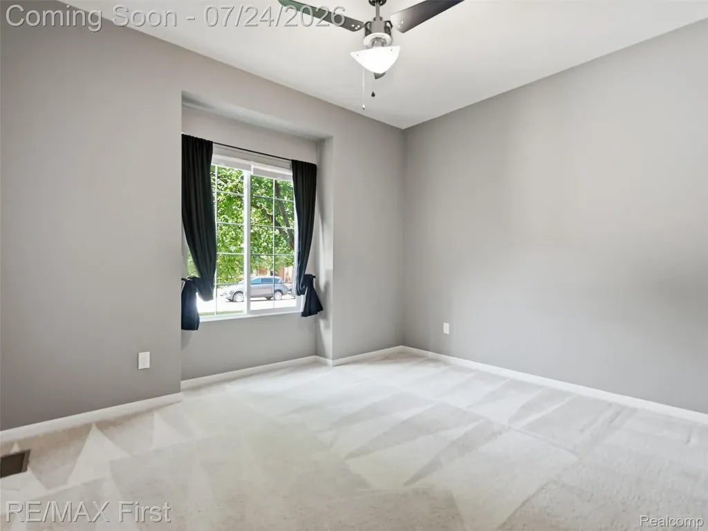 29364 Woodpark Circle Warren City MI 48092