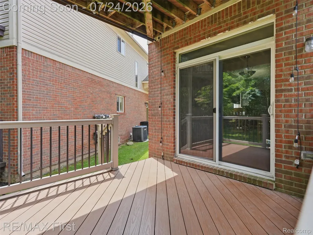 29364 Woodpark Circle Warren City MI 48092