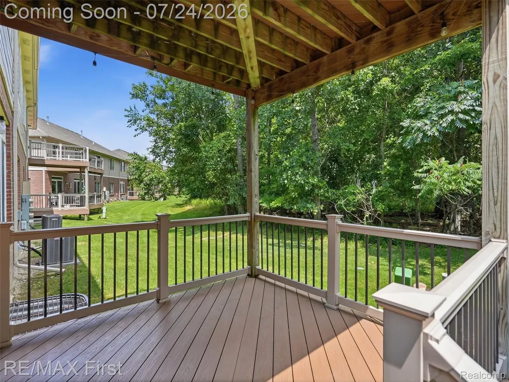 29364 Woodpark Circle Warren City MI 48092