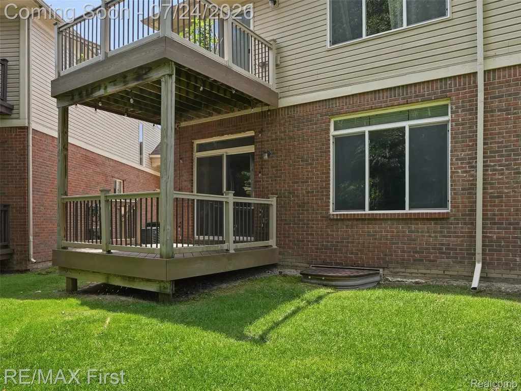 29364 Woodpark Circle Warren City MI 48092