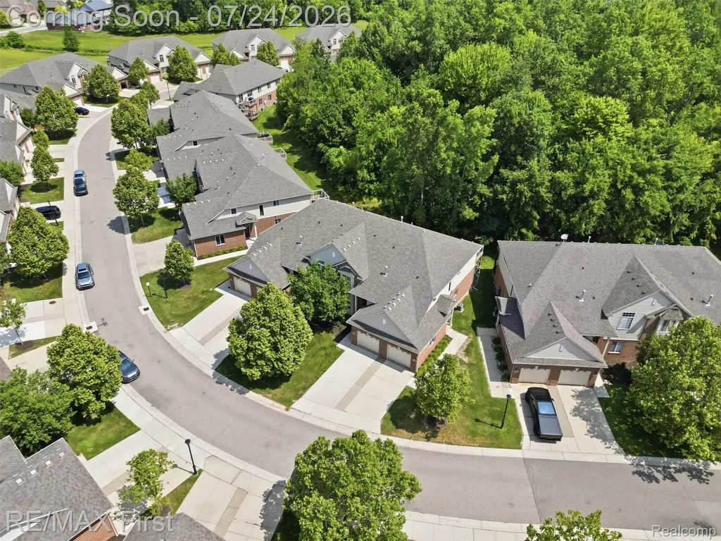 29364 Woodpark Circle Warren City MI 48092