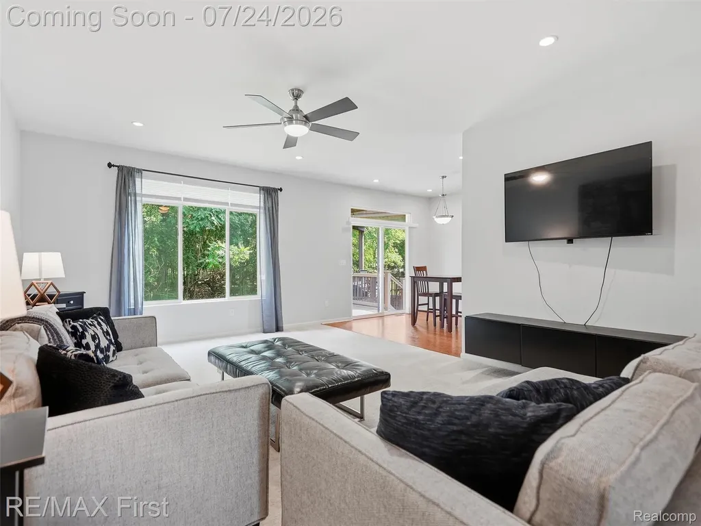29364 Woodpark Circle Warren City MI 48092