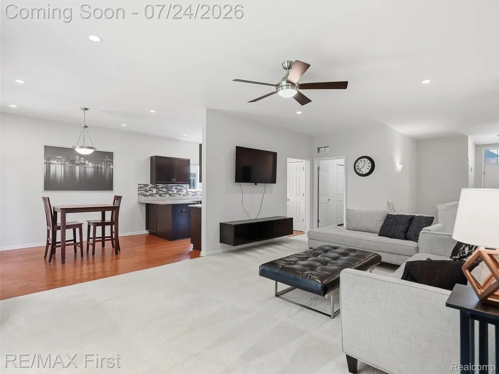 29364 Woodpark Circle Warren City MI 48092