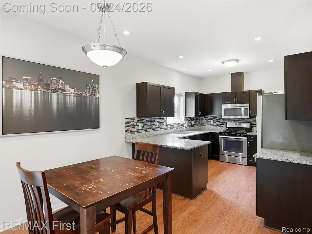 29364 Woodpark Circle Warren City MI 48092