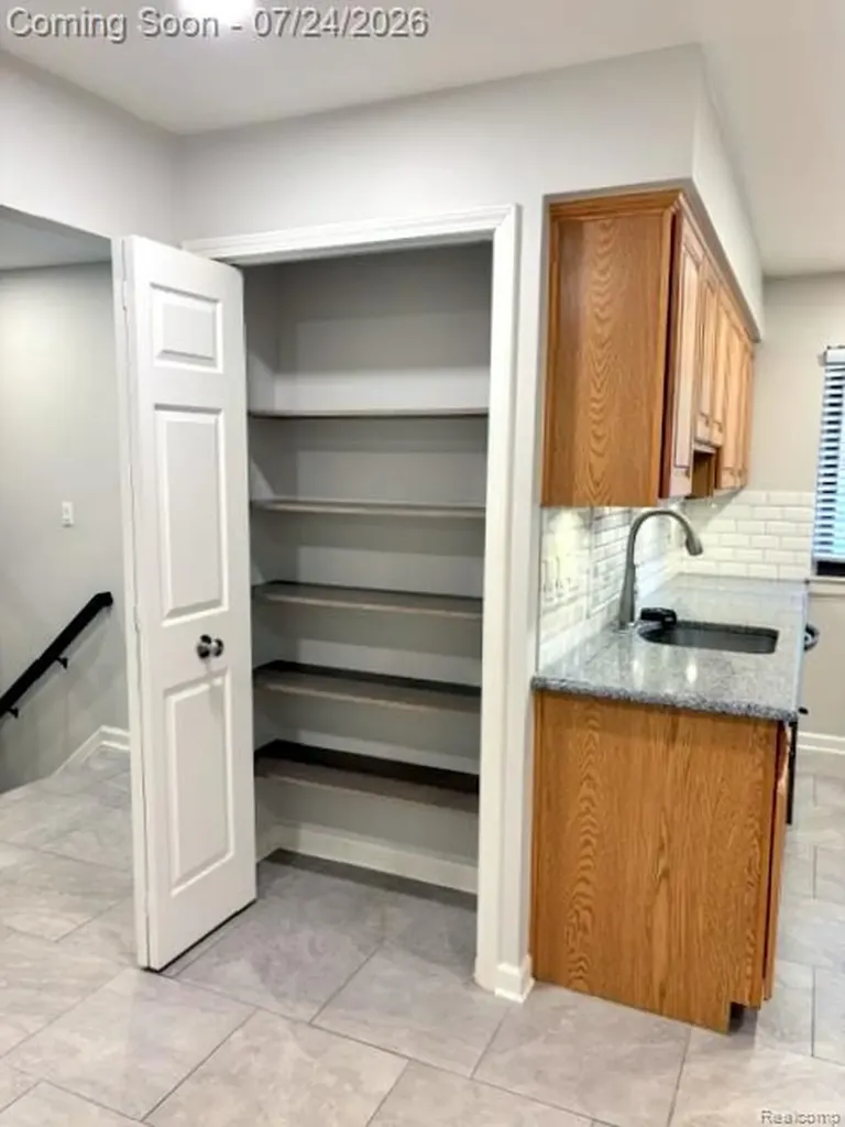 7 Parkplace W Allen Park City MI 48101