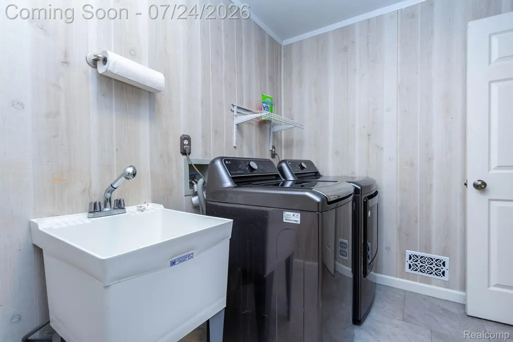 7 Parkplace W Allen Park City MI 48101