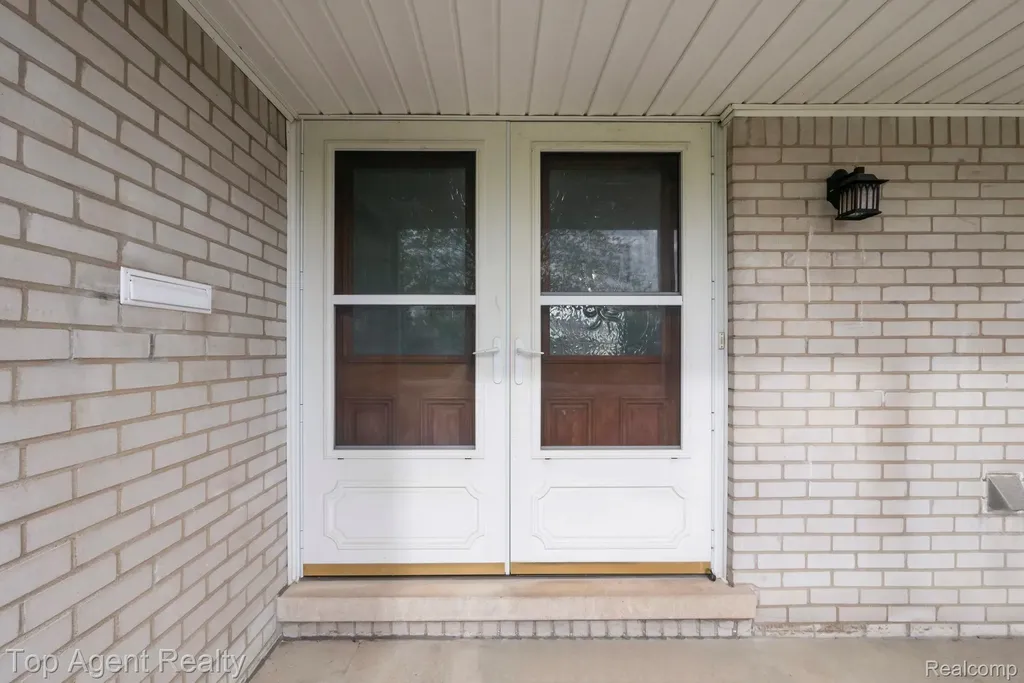 30151 Barbary Court Warren City MI 48093