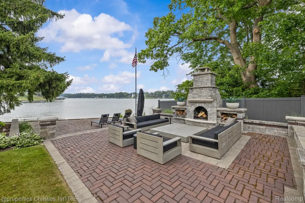 3997 Dill Drive Waterford Charter Township MI 48329