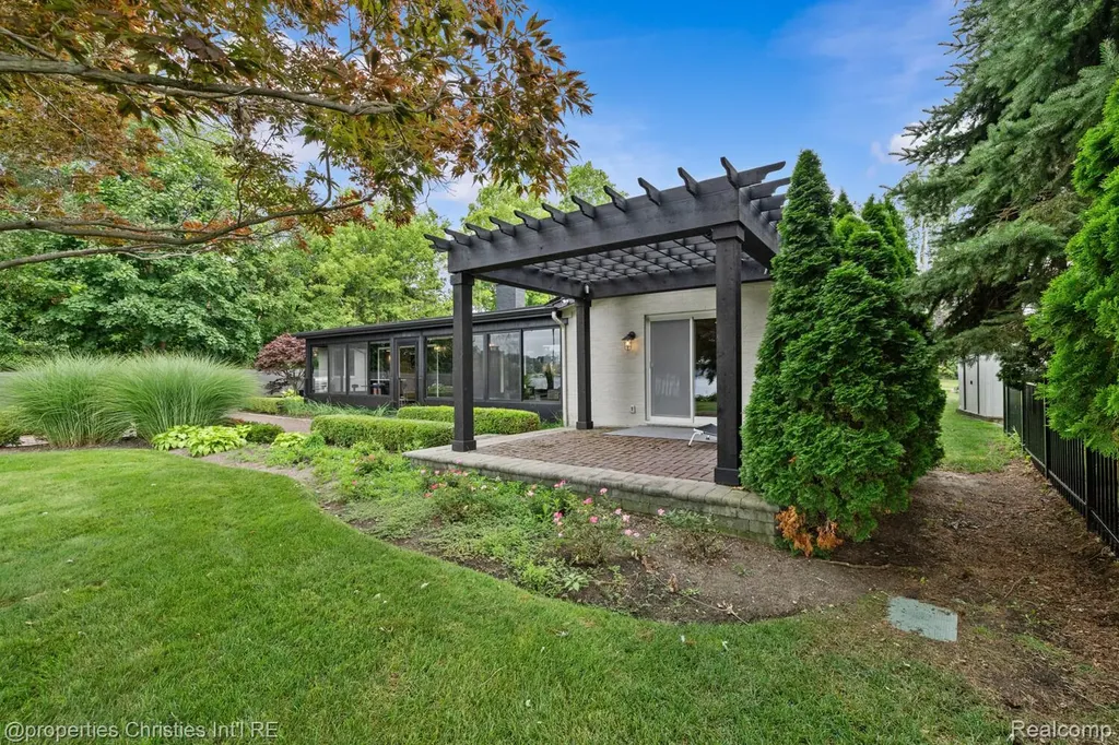 3997 Dill Drive Waterford Charter Township MI 48329