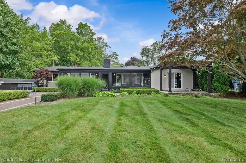3997 Dill Drive Waterford Charter Township MI 48329