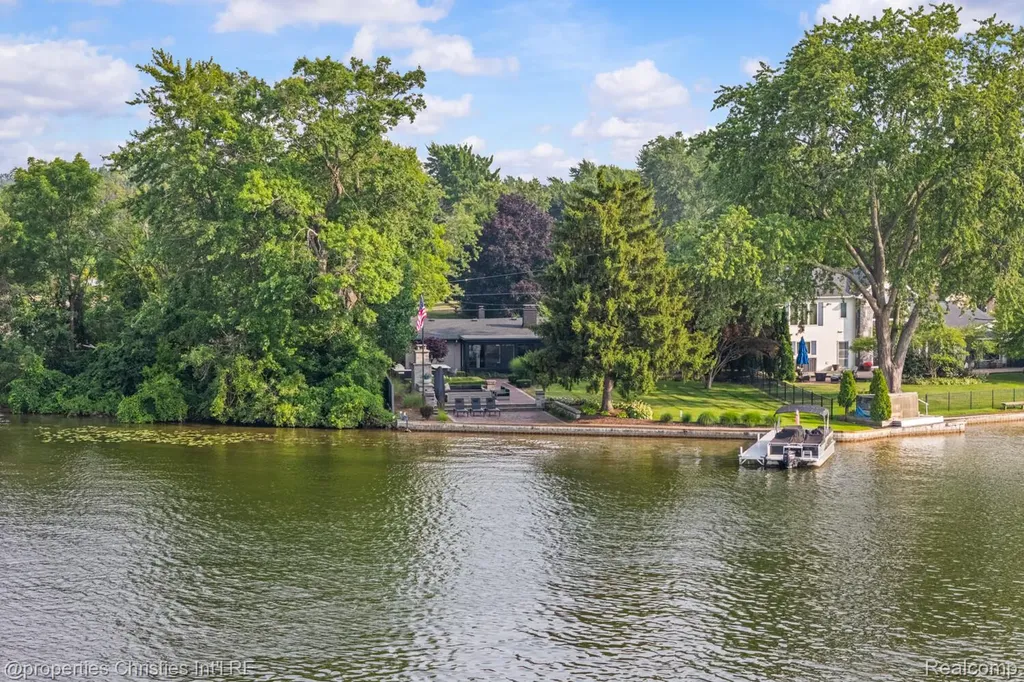 3997 Dill Drive Waterford Charter Township MI 48329