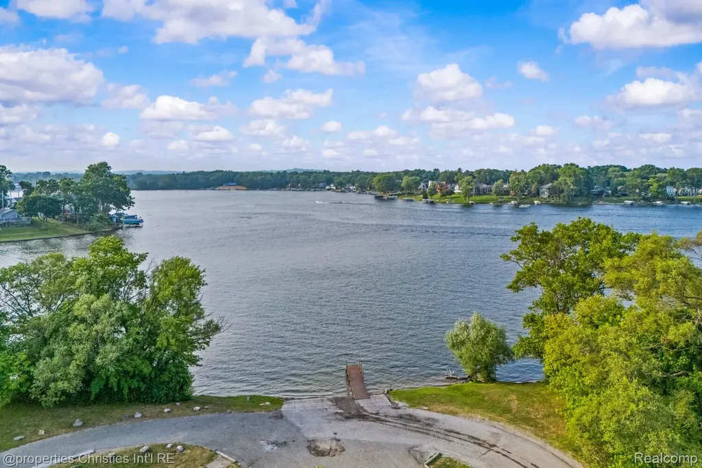 3997 Dill Drive Waterford Charter Township MI 48329